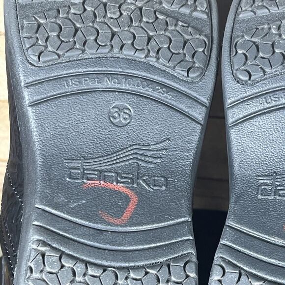 Clarks Womens Size 5.5-6 XP20 Black Embossed Tooled Leather Clog Comfort Shoes - Picture 10 of 10